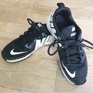 ❌ Donated ❌ Nike || Team Hustle D7 Low Sneaker